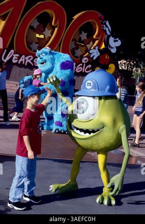 16 janvier 2002 ; Lake Buena Vista, Floride, États-Unis ; les clients du Walt Disney World Resort réalisent leurs cris avec de nouvelles rencontres aux studios Disney-MGM, mettant en vedette les personnages Mike et Sully du film à succès Monsters' Inc. (Crédit image : Peter Stachiw/ZUMAPRESS.com) Banque D'Images