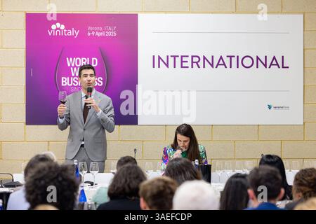 Reportage - Vinitaly Samuel chantant pendant le - Subsonica Club Tour 2025, au Gran Teatro Geox à Padoue, Italie, le 13 mars 2025 pendant Vinitaly, reportage à Vérone, Italie, 06 avril 2025 Vérone salon de Vérone Italie Copyright : xFabioxBenatox/xLiveMediax LPN 1805673 Banque D'Images