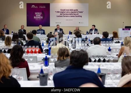 Reportage - Vinitaly Samuel chantant pendant le - Subsonica Club Tour 2025, au Gran Teatro Geox à Padoue, Italie, le 13 mars 2025 pendant Vinitaly, reportage à Vérone, Italie, 06 avril 2025 Vérone salon de Vérone Italie Copyright : xFabioxBenatox/xLiveMediax LPN 1805672 Banque D'Images