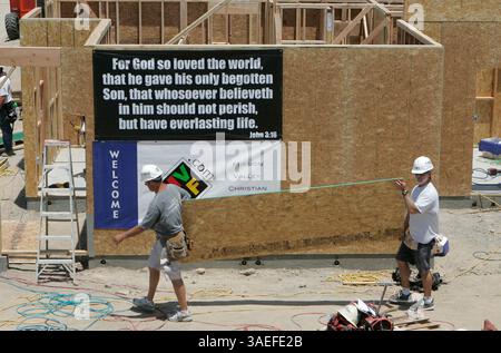2 juin 2008, Oceanside, Californie, États-Unis Une grande bannière avec un message inspirant est postée sur l'une des maisons construites par Habitat pour l'humanité, sans identité  (image de crédit : San Diego Union-Tribune/ZUMAPRESS.com) Banque D'Images