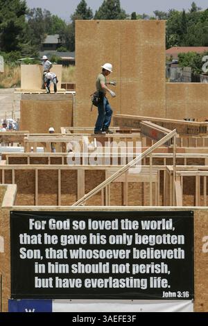 2 juin 2008, Oceanside, Californie, États-Unis Une grande bannière avec un message inspirant est affichée sur l'une des maisons construites par Habitat pour l'humanité  (image crédit : San Diego Union-Tribune/ZUMAPRESS.com) Banque D'Images