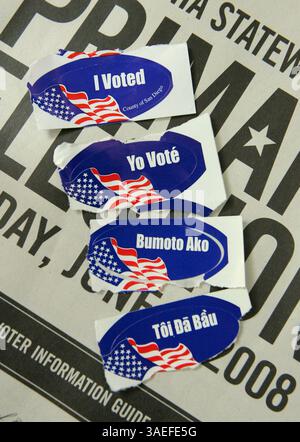3 juin 2008, Oceanside, Californie, USA vue détaillée du populaire ''J'ai voté'' donné aux électeurs qui sont disponibles en quatre langues différentes ici au bureau de vote du Oceanside Civic Center. Les langues, de haut en bas, sont l'anglais, l'espagnol, le tagalog, et vietnamien  (image de crédit : San Diego Union-Tribune/ZUMAPRESS.com) Banque D'Images