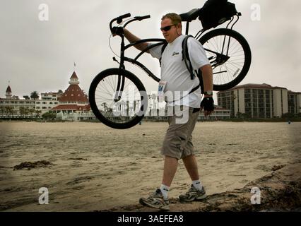 08 juin 2008 - Coronado, Californie, États-Unis - JEFF GREENE de Spring Valley, participant à la course Limbs of Freedom Low Tide Ride & Stride, porte son vélo sur la digue près de l'Hôtel Del Coronado. La course a commencé à Imperial Beach au Camp Surf du YMCA et s'est terminée au Sunset Park à Coronado. Les recettes nettes profiteront au bataillon Wounded Warrior du camp Pendleton et à la clinique de prothèses de membres à Ensenada, au Mexique (image de crédit : San Diego Union-Tribune/ZUMAPRESS.com) Banque D'Images