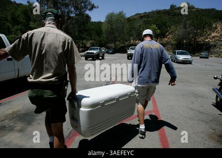 Le 13 juin 2008, Escondido, Californie City of Escondido, superviseur du garde forestier JIM DAYBERRY, à gauche, et le scientifique environnemental California Fish and Game QUINN GRANFORS, à droite, portent une glacière contenant ''Dottie'', la basse record du monde qui est morte au lac Dixon à Escondido et a été stockée dans le congélateur du bureau du parc, afin qu'elle puisse être étudiée au bureau California Fish and Game à Winchester, Californie, en Californie.  (image : San Diego Union-Tribune/ZUMAPRESS.com) Banque D'Images
