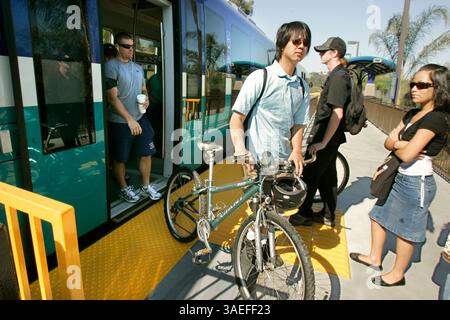 19 juin 2008, Oceanside, Californie, États-Unis VINCENT TSAI, 29, de Penasquitos, sort du train Sprinter avec son vélo au College Blvd. Station à Oceanside où il est sur le point de continuer son trajet sur son vélo pour son travail de graphiste. Il laisse sa voiture au centre de transit d'Escondido où il monte dans le train  (crédit image : San Diego Union-Tribune/ZUMAPRESS.com) Banque D'Images