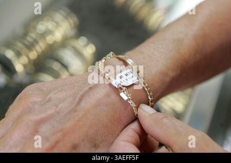 23 juin 2008, San Marcos, Californie, États-Unis at Gems n' Loans la cliente CAROL TEAGUE tente un bracelet en or à vendre  (image crédit : San Diego Union-Tribune/ZUMAPRESS.com) Banque D'Images