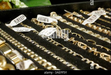 23 juin 2008, San Marcos, Californie, États-Unis vue détaillée de certaines des nombreuses chaînes d'or en vente à Gems n' Loans Oceanside location  (image de crédit : San Diego Union-Tribune/ZUMAPRESS.com) Banque D'Images