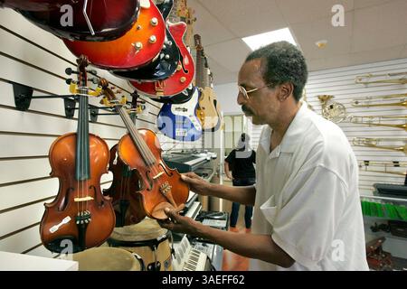 23 juin 2008, San Marcos, Californie, États-Unis JOSEY WELLS examine un violon en vente à Gems n' Loans Oceanside. C'est un client régulier ici  (crédit image : San Diego Union-Tribune/ZUMAPRESS.com) Banque D'Images