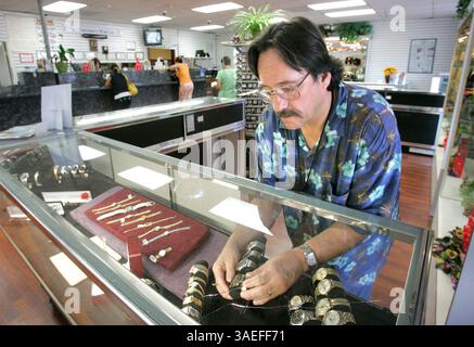 23 juin 2008, San Marcos, California, USA Gems n' Loans spécialiste des bijoux de l'emplacement Oceanside JOHN MARTIN organise la vente de montres dans une vitrine  (crédit image : San Diego Union-Tribune/ZUMAPRESS.com) Banque D'Images