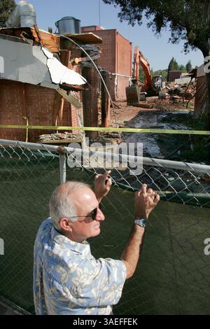 1er juillet 2008, San Marcos, Californie, États-Unis le professeur d'astronomie et de sciences du Palomar College JIM PESAVENTO regarde le bâtiment ES et d'autres bâtiments scientifiques adjacents démolir. De nouveaux bâtiments les remplaceront. Jim y enseigne depuis 33 ans.  (image de crédit : San Diego Union-Tribune/ZUMAPRESS.com) Banque D'Images