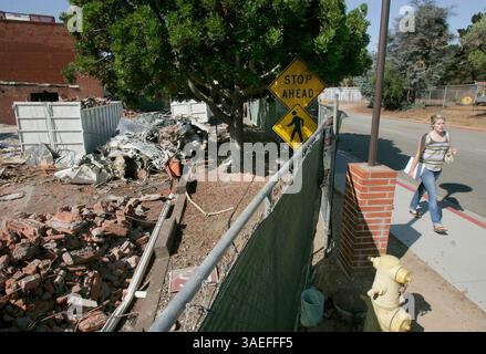 1er juillet 2008, San Marcos, Californie, États-Unis STEPHANIE CAMPBELL, étudiante du Palomar College, se rend en classe devant la zone clôturée où les anciens bâtiments scientifiques de l'école sont démolis  (crédit image : San Diego Union-Tribune/ZUMAPRESS.com) Banque D'Images
