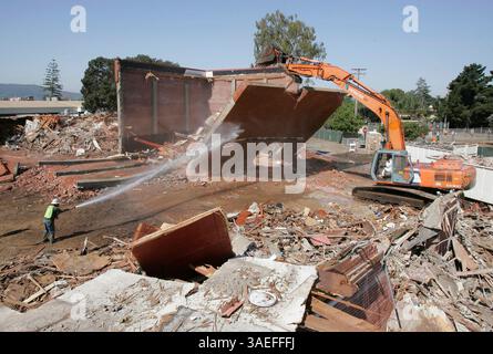 1er juillet 2008, San Marcos, Californie, États-Unis le deuxième des quatre murs du planétarium du Palomar College tombe en panne lors de la démolition de celui-ci et des bâtiments scientifiques adjacents. De nouveaux bâtiments les remplaceront  (image crédit : San Diego Union-Tribune/ZUMAPRESS.com) Banque D'Images