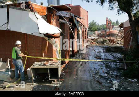 1er juillet 2008, San Marcos, Californie, États-Unis au Palomar College, JOE ROJAS, employé de la société de démolition, étire du ruban d'avertissement jaune pour bloquer une passerelle dans le bâtiment ES qui est en cours de démolition avec d'autres bâtiments scientifiques adjacents. De nouveaux bâtiments les remplaceront  (image crédit : San Diego Union-Tribune/ZUMAPRESS.com) Banque D'Images