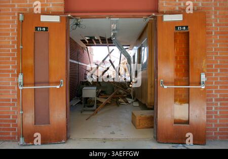 1er juillet 2008, San Marcos, Californie, États-Unis Voir l'entrée des classes de sciences ES-19 et er-18 dans le bâtiment qui est démoli avec d'autres bâtiments scientifiques adjacents. De nouveaux bâtiments les remplaceront  (image crédit : San Diego Union-Tribune/ZUMAPRESS.com) Banque D'Images