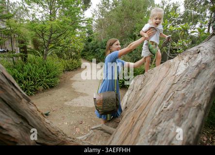 2 juillet 2008, Encinitas, Californie, États-Unis dans la zone du jardin de dinosaures du jardin pour enfants Seeds of Wonder aux jardins botaniques de Quail ABBIE SPAULDING reçoit de l'aide pour grimper une grande bûche par sa mère LIZ SPAULDING. Ils vivent à San Marcos  (crédit image : San Diego Union-Tribune/ZUMAPRESS.com) Banque D'Images