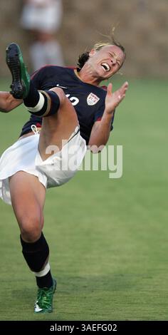 WAMBACH BLESSÉ - 7/16/2008 San Diego, CA. - Abby Wambach, joueuse américaine de football grimace et tombe après une collision avec un joueur brésilien lors d'un match amical contre le Brésil mercredi soir 7/16/2008 à l'Université de San Diego. Wambach a été enlevée du terrain par civière avec sa jambe gauche enveloppée, puis emmenée dans une ambulance (crédit image : San Diego Union-Tribune/ZUMAPRESS.com) Banque D'Images