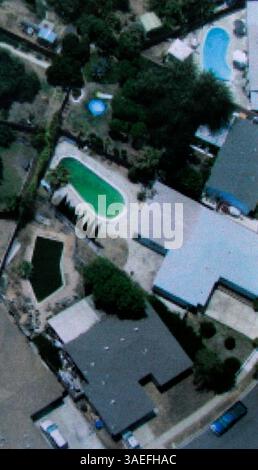 9 août 2008  San Diego, CA County of San Diego Department of Environmental Health/Community Health Division les travailleurs du programme de lutte antivectorielle survolent et photographient des « piscines vertes » pour ajouter des moustiques afin d'empêcher les zones de reproduction des moustiques. La photo aérienne montre un quartier Linda Vista avec une piscine entretenue (couleur bleue en haut à droite), une maison appartenant à une banque qui commence à développer des algues (couleur vert clair, au centre) et une piscine remplie d'algues et de moustiques. (Crédit image : San Diego Union-Tribune/ZUMAPRESS.com) Banque D'Images