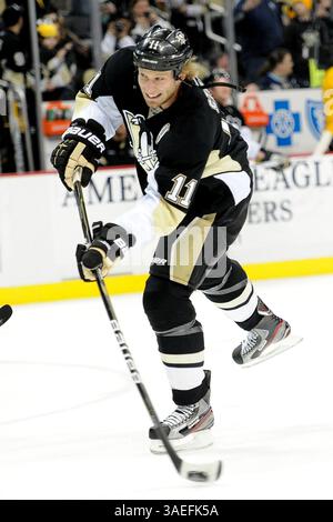 9 mars 2012 - Pittsburgh, PENNSYLVANNIA, U. S - Pittsburgh Penguins Center Jordan Staal (11) alors que les Penguins de Pittsburgh affrontent les Panthers de la Floride au CONSOL Energy Center à Pittsburgh, PA. (Crédit image : © Steve Dietz/Southcreek/ZUMAPRESS.com) Banque D'Images