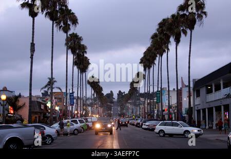 13 août 2009,-San Diego CA,- bordée de palmiers, Newport Blvd. In Ocean Beach abrite des boutiques branchées et une variété de restaurants, montrés ici le jeudi 13 août 2009. (Crédit image : San Diego Union-Tribune/ZUMAPRESS.com) Banque D'Images