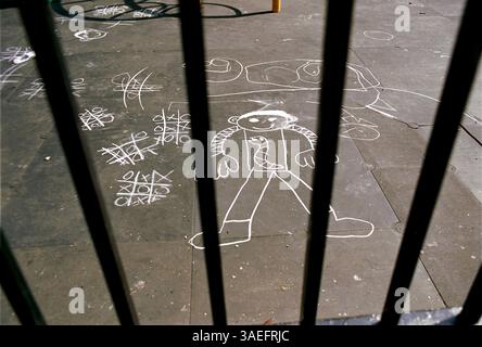 10 juillet 2000 ; New York, NY, États-Unis ; dessins à la craie trouvés dans la cour d'école de PS-9 sur le côté ouest supérieur de Manhattan.. (Crédit image : Rob Schoenbaum/ZUMAPRESS.com) Banque D'Images