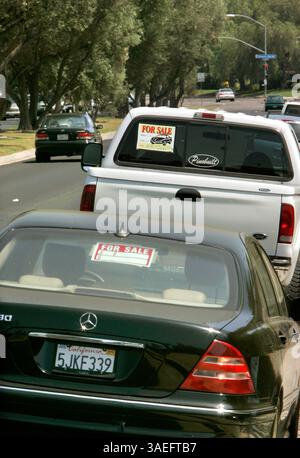 10 août 2009, -San Diego (Rancho Bernardo Area), CA, U.S.A- vue de voitures avec des panneaux ''à vendre'' dans leurs vitres arrière garées sur Rancho Bernardo Rd. en direction est Aujourd'hui, un panneau interdisant le stationnement de voitures à vendre le long de ce tronçon de la route a été affiché. (Crédit image : San Diego Union-Tribune/ZUMAPRESS.com) Banque D'Images