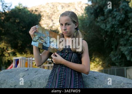 27 septembre 2010 - Ramona, Californie, États-Unis - CASSIDY BLANKENBAKER tient une photo de sa grand-mère dans un parc près de chez elle. Cassidy est la petite-fille de Sharrel Blankenbaker qui l'a défendue et sauvée d'un kidnappeur potentiel. La grand-mère a confronté un homme armé qui tentait d'enlever sa petite-fille de 12 ans. Sharrel a réussi à libérer Cassidy, mais a été tué par balle dans l'altercation à Amarillo, Texas (crédit image : San Diego Union-Tribune/ZUMAPRESS.com) Banque D'Images