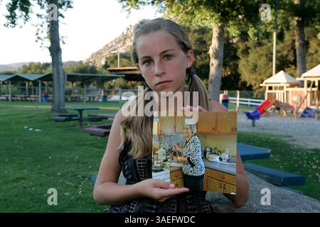 27 septembre 2010 - Ramona, Californie, États-Unis - CASSIDY BLANKENBAKER tient une photo de sa grand-mère dans un parc près de chez elle. Cassidy est la petite-fille de Sharrel Blankenbaker qui l'a défendue et sauvée d'un kidnappeur potentiel. La grand-mère a confronté un homme armé qui tentait d'enlever sa petite-fille de 12 ans. Sharrel a réussi à libérer Cassidy, mais a été tué par balle dans l'altercation à Amarillo, Texas (crédit image : San Diego Union-Tribune/ZUMAPRESS.com) Banque D'Images