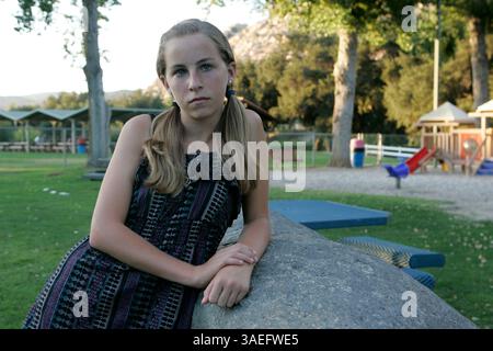 27 septembre 2010 - Ramona, Californie, États-Unis - CASSIDY BLANKENBAKER dans un parc près de chez elle. Cassidy est la petite-fille de Sharrel Blankenbaker qui l'a défendue et sauvée d'un kidnappeur potentiel. La grand-mère a confronté un homme armé qui tentait d'enlever sa petite-fille de 12 ans. Sharrel a réussi à libérer Cassidy, mais a été tué par balle dans l'altercation à Amarillo, Texas (crédit image : San Diego Union-Tribune/ZUMAPRESS.com) Banque D'Images