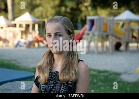 27 septembre 2010 - Ramona, Californie, États-Unis - CASSIDY BLANKENBAKER dans un parc près de chez elle. Cassidy est la petite-fille de Sharrel Blankenbaker qui l'a défendue et sauvée d'un kidnappeur potentiel. La grand-mère a confronté un homme armé qui tentait d'enlever sa petite-fille de 12 ans. Sharrel a réussi à libérer Cassidy, mais a été tué par balle dans l'altercation à Amarillo, Texas (crédit image : San Diego Union-Tribune/ZUMAPRESS.com) Banque D'Images