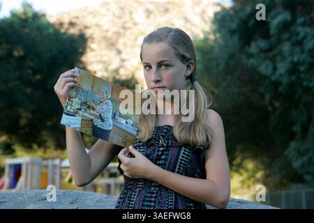 27 septembre 2010 - Ramona, Californie, États-Unis - CASSIDY BLANKENBAKER tient une photo de sa grand-mère dans un parc près de chez elle. Cassidy est la petite-fille de Sharrel Blankenbaker qui l'a défendue et sauvée d'un kidnappeur potentiel. La grand-mère a confronté un homme armé qui tentait d'enlever sa petite-fille de 12 ans. Sharrel a réussi à libérer Cassidy, mais a été tué par balle dans l'altercation à Amarillo, Texas (crédit image : San Diego Union-Tribune/ZUMAPRESS.com) Banque D'Images