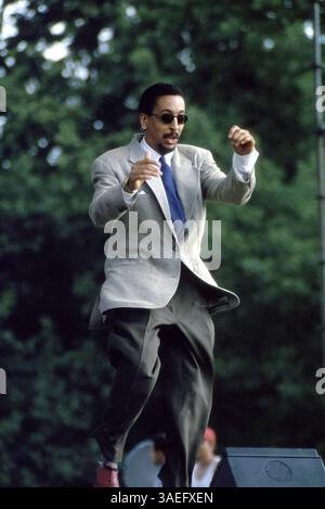 10 juillet 2000 ; New York, NY, États-Unis ; GREGORY HINES se produit devant une foule énorme sur la Great Lawn de Central Park à la fin de la marche de Stonewall pendant la semaine de la fierté gaie. (Crédit image : Rob Schoenbaum/ZUMAPRESS.com) Banque D'Images