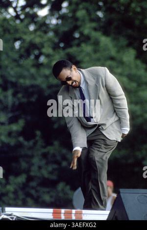 10 juillet 2000 ; New York, NY, États-Unis ; GREGORY HINES se produit devant une foule énorme sur la Great Lawn de Central Park à la fin de la marche de Stonewall pendant la semaine de la fierté gaie. (Crédit image : Rob Schoenbaum/ZUMAPRESS.com) Banque D'Images