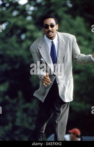 10 juillet 2000 ; New York, NY, États-Unis ; GREGORY HINES se produit devant une foule énorme sur la Great Lawn de Central Park à la fin de la marche de Stonewall pendant la semaine de la fierté gaie. (Crédit image : Rob Schoenbaum/ZUMAPRESS.com) Banque D'Images