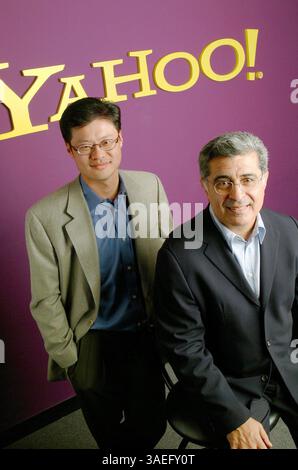 24 avril 2001 ; New York, NY, États-Unis ; Yahoo ! Le co-fondateur JERRY YANG, à gauche, a annoncé le 17 avril que la société nommerait TERRY S. SEMEL comme nouveau président-directeur général de Yahoo !. (Crédit image : Michael Springer/ZUMAPRESS.com) Banque D'Images