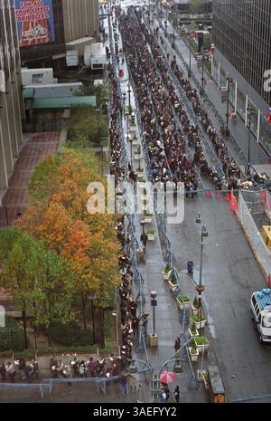 15 novembre 2001 ; New York, NY, États-Unis ; des milliers de demandeurs d'emploi s'alignent pour la dernière foire de l'emploi au Madison Square Garden destinée à aider ceux qui ont perdu leur emploi à la suite de l'attaque du World Trade Center. (Crédit image : Rob Schoenbaum/ZUMAPRESS.com) Banque D'Images