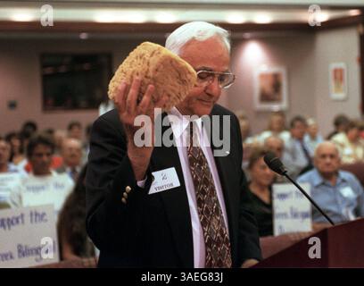 NP 32892 - - LIVRER À : np desk - - 8/28/96 - - largo - - INFO LÉGENDE : des résidents de Tarpon Springs et des membres de la communauté grecque se sont présentés devant le conseil scolaire du PC pour encourager la poursuite de l'enseignement bilingue grec dans l'école publique. Photo #2- méfiez-vous des Grecs portant des cadeaux a déclaré démos A. Magaloudis (crédit image : St Petersburg Times/ZUMAPRESS.com) Banque D'Images