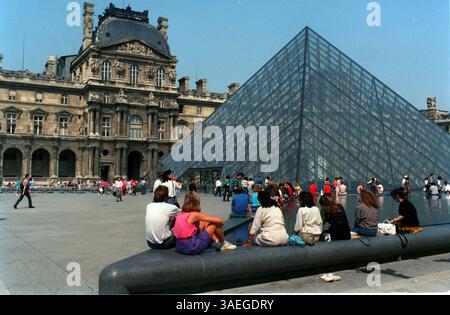 La pyramide de verre présente un contraste marqué entre le Musée du Louvre, une forteresse du XIIe siècle, autrefois palais royal de Charles V, le Louvre abrite aujourd'hui certains des plus grands arts du monde. La Pyramide, aujourd'hui la nouvelle entrée spectaculaire du Louvre, a été conçue par un architecte américain d'origine chinoise, Ieoh Ming Pei, qui a remporté le concours international de design. (Crédit image : St Petersburg Times/ZUMAPRESS.com) Banque D'Images