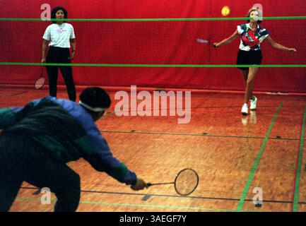 NP 46015 - - LIVRER À : NP desk - - 4/14/97 - - CLEARWATER - - INFO LÉGENDE : les joueurs de badminton peuvent participer à un match au long Center tous les lundis à 10h00. Les joueurs jouent pendant environ deux heures. -2.) EVA Chang (à gauche) de Clearwater et Kay Marshall (à droite) du Canada, attendent l'oiseau comme Tang km (crédit image : St Petersburg Times/ZUMAPRESS.com) Banque D'Images