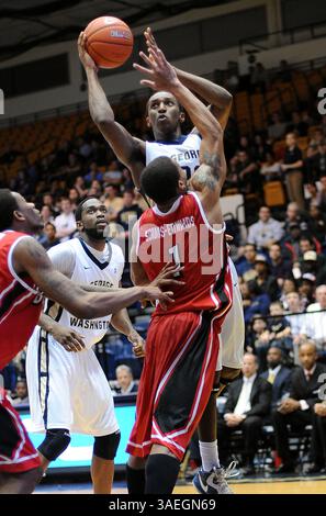15 décembre 2011 - Washington, DC, USA - le garde de George Washington Lasan Kromah (20) lance un tir contre le garde de Bradley Dyricus Simms-Edwards (1) pendant la deuxième mi-temps au Smith Center à Washington, DC, jeudi 15 décembre 2011. Bradley a battu le GWU, 67-66. (Crédit image : © Chuck Myers/MCT/MCT/ZUMAPRESS.com) Banque D'Images