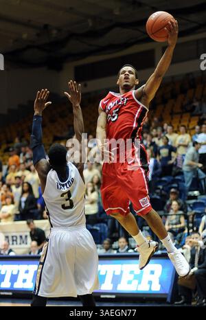 Dec. 15, 2011 - Washington, DC, USA - le garde Bradley Walt Lemon (25) dépose le ballon devant le garde de George Washington Tony Taylor (3) pendant la première mi-temps au Smith Center à Washington, DC, le jeudi 15 décembre 2011. (Crédit image : © Chuck Myers/MCT/MCT/ZUMAPRESS.com) Banque D'Images