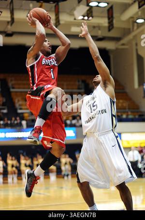 Dec. 15, 2011 - Washington, District of Columbia, États-Unis - le garde Bradley DYRICUS SIMMS-EDWARDS (1) lance un tir et marque sur le garde George Washington AARON WARE (15) pendant la première mi-temps au Smith Center. (Crédit image : © Chuck Myers/MCT/MCT/ZUMAPRESS.com) Banque D'Images