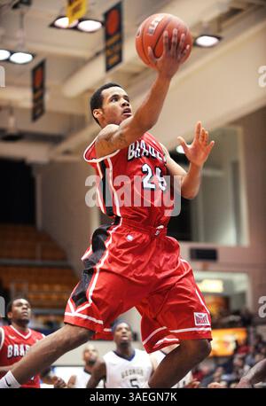 Dec. 15, 2011 - Washington, DC, USA - le garde Bradley Walt Lemon (25 ans) prend le ballon sur un layup contre l'Université George Washington pendant la première mi-temps au Smith Center à Washington, DC, jeudi 15 décembre 2011. (Crédit image : © Chuck Myers/MCT/MCT/ZUMAPRESS.com) Banque D'Images
