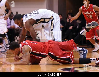 15 décembre 2011 - Washington, DC, USA - le garde de Bradley Dyricus Simms-Edwards (1) et le garde/attaquant de George Washington Lasan Kromah (20) se bousculent pour une balle lâche pendant la deuxième mi-temps au Smith Center à Washington, DC, le jeudi 15 décembre 2011. Bradley a battu le GWU, 67-66. (Crédit image : © Chuck Myers/MCT/MCT/ZUMAPRESS.com) Banque D'Images