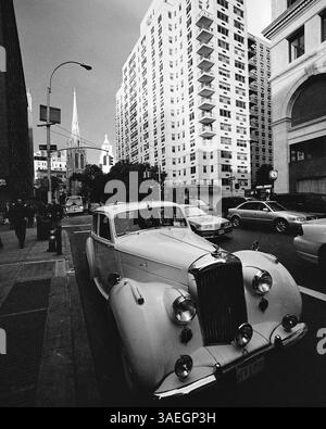 AJAXNETPHOTO. OCT. 2000. MANHATTAN, NEW YORK, ÉTATS-UNIS. - 1950S CLASSIC BERLINE - BRITISH BENTLEY TOUT DROIT SIX BERLINE ARRÊTÉ SUR BROADWAY PRÈS DE EAST 9TH STREET CARREFOUR. ÉGLISE GRACE VISIBLE DISTANTE. PHOTO :JONATHAN EASTLAND/AJAXREF :3548BW 04 32A. Banque D'Images