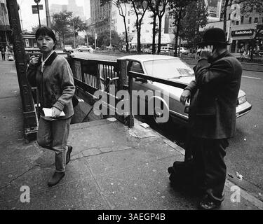 AJAXNETPHOTO. OCT. 2000. MANHATTAN, NEW YORK, ÉTATS-UNIS. - ENTRÉE À LA STATION DE MÉTRO 96TH STREET SUR BROADWAY. PHOTO :JONATHAN EASTLAND/AJAX REF :CD3548BW 16 5 Banque D'Images