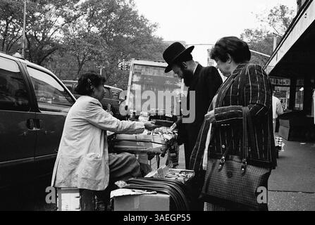 AJAXNETPHOTO. OCT. 2000. MANHATTAN, NEW YORK, ÉTATS-UNIS. - DIEU AIME NEW YORK - VENDEUR DE RUE SOUVENIR À CHINATOWN. PHOTO :JONATHAN EASTLAND/AJAX REF :CD3545BW 18 15A. Banque D'Images