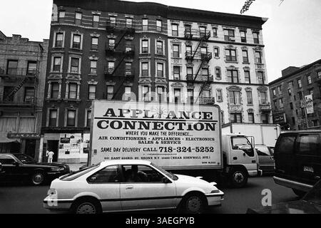 AJAXNETPHOTO. OCT. 2000. MANHATTAN, NEW YORK, ÉTATS-UNIS. - RUES ANIMÉES - 2ND AVENUE ET E.5 STREET JUNCTION. PHOTO : JONATHAN EASTLAND/AJAX REF :3549BW 15 29 Banque D'Images