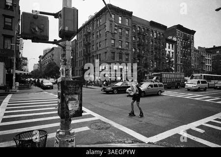 AJAXNETPHOTO. OCT. 2000. MANHATTAN, NEW YORK, ÉTATS-UNIS. - L'HOMME SKATE À TRAVERS LA JONCTION. DE 2ND AVENUE ET EAST 4TH STREET. PHOTO :JONATHAN EASTLAND/AJAX REF :CD3549BW 19 33 Banque D'Images