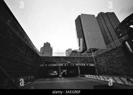 AJAXNETPHOTO. OCT. 2000. MANHATTAN, NEW YORK CITY, NYC, ÉTATS-UNIS. - SORTIE DU TUNNEL - SORTIE DU TUNNEL QUEENS MID-TOWN EN DIRECTION OUEST DANS MANHATTAN. PHOTO :JONATHAN EASTLAND/AJAXREF :CD3550 09 7 Banque D'Images