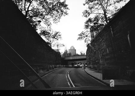 AJAXNETPHOTO. OCT. 2000. MANHATTAN, NEW YORK CITY, NYC, ÉTATS-UNIS. - SORTIE DU TUNNEL - SORTIE DU TUNNEL QUEENS MID-TOWN EN DIRECTION OUEST DANS MANHATTAN. PHOTO :JONATHAN EASTLAND/AJAXREF :CD3550BW 08 6 Banque D'Images